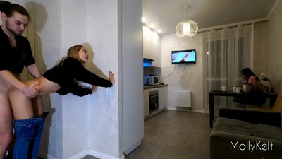 Хипстер устроил интимную встречу с лучшей подругой своей партнерши, скрытно выбравшись за угол комнаты.