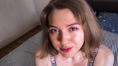 Русская девушка по имени Саша регулярно устраивает с утра секс своему партнеру.