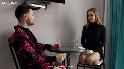 Человек в пижаме занимается сексом с привлекательными русскими девушками, которые носят чулки.