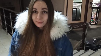 Упорный, глубокий оральный секс в подъезде с русской девушкой, ищущей сперму.