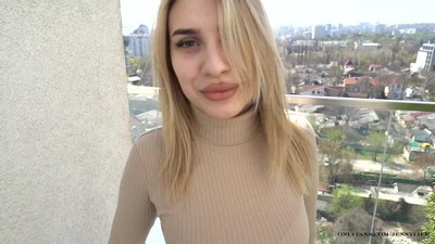 Юная тусовщица впала в восторг от танцев и приняла вызов нового знакомого.