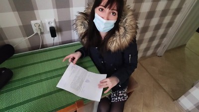 Неудовлетворенный клиент ругается на дополнительные услуги в счете за доставку бритвы.