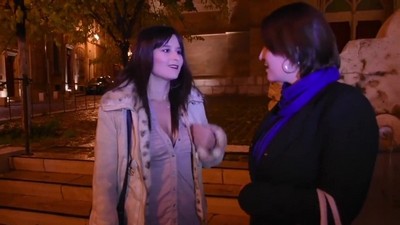 В Париже Софи провела веселый Новый год с двумя афроамериканскими мужчинами.