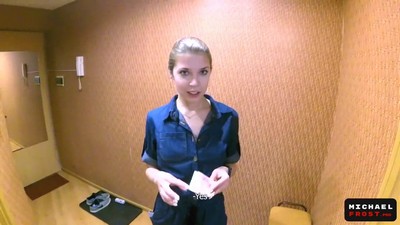 Олеся проснулась утром в ванной и начала чистить зубы.
