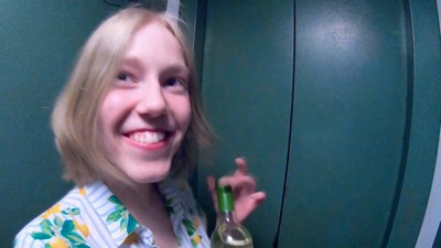 Я соблазнила в подъезде незнакомого молодого парня и разделась с ним.