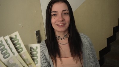 Вероника, 18-летняя красавица из Чехии, привлекла мое внимание на обычной прогулке.