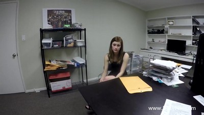 Мужчина с камерой на голове интимно встретился с молодой женщиной с небольшой грудью в своем офисе.