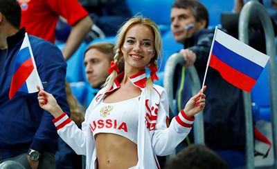 Российская модель Наталья Андреева (также известная как Немчинова или Delilah G), самая красивая болельщица чемпионата мира по футболу 2018, участвует во встрече в свингерском клубе с участием трех мужчин, предоставляя им оральное удовлетворение.