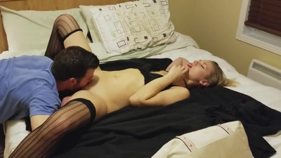 Мужчина удовлетворяет орально блондинку в чулках перед сексом.