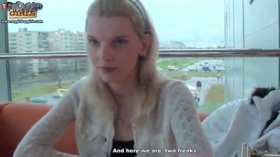 Молодая русская студентка согласилась на интимные отношения с двумя парнями в туалете ресторана.