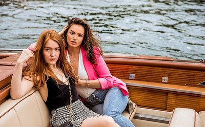 Лысый мужчина занимался сексом с двумя молодыми девушками возле Эйфелевой башни.