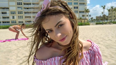 Турист занялся сексом с уличной музыканткой в его номере.
