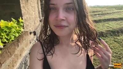 Молодая пара решила рискнуть и заняться сексом на неподходящем месте под окном, где часто проходят люди.