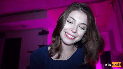 Стриптизерша с голубыми глазами подарила клиенту купон на одно удовольствие.