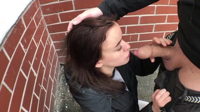 Кристина приняла необычное решение для прощания с колледжем - она сосёт член другу-гопнику прямо под окнами ОБЖ.