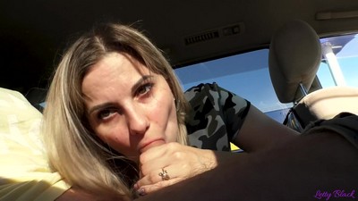Секретарша удовлетворила своего начальника на парковке ИКЕА.