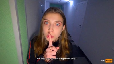 Девчуля обещала парню секс перед его уездом, но мамаша обламала их планы.