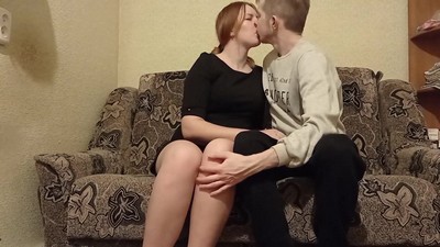 Ира и Коля незатейливо ебались на диване бабушки.